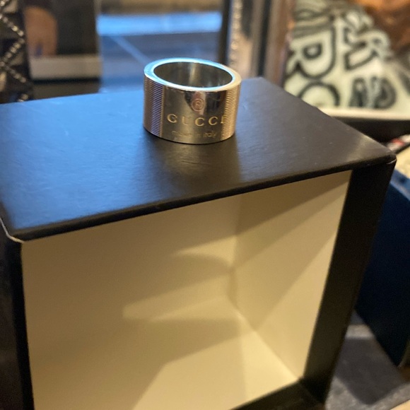 Authentic Gucci ring - Picture 1 of 6